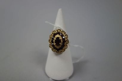 Bague en or jaune (750) ornée d'un grenat...