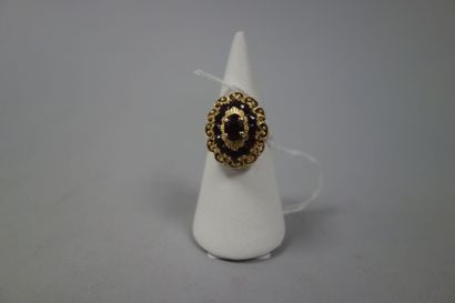 Bague en or jaune (750) ornée d'un grenat...