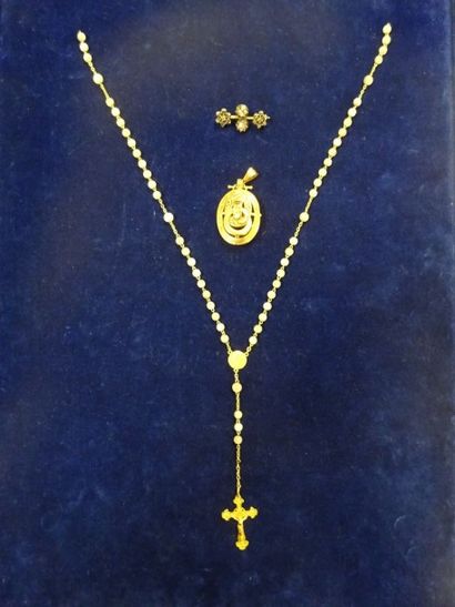 Lot de bijoux comprenant : 

- 1 broche pendentif...