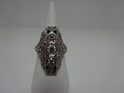 Bague en platine (950) de forme marquise...