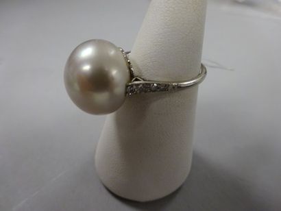 Bague en platine (950) ornée d'une importante...