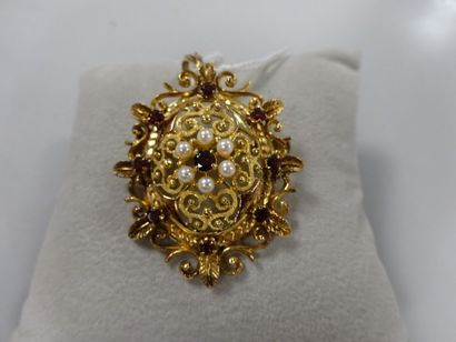Broche transformée en pendentif en or jaune...
