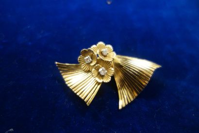 Broche en or jaune et or gris (750) de forme...