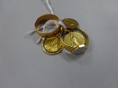 Lot d'or jaune (750) : 

- trois médailles...