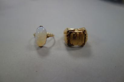 Bague en or jaune (750) orné d'un cabochon...