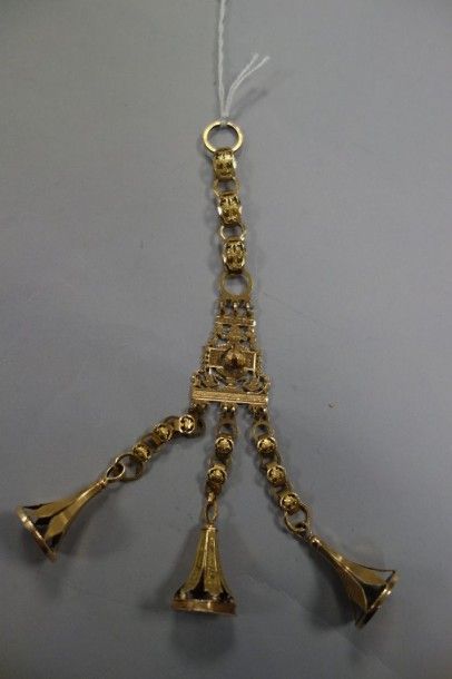 Partie de chatelaine en or jaune (750) retenant...