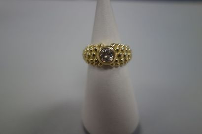 Bague en or jaune (750) de forme jonc à décor...