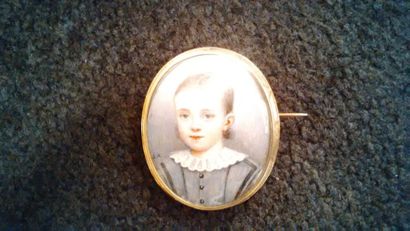Broche ovale en or jaune (750) ornée d'une...