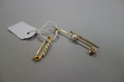 Petite broche épingle en or jaune (750) ornée...