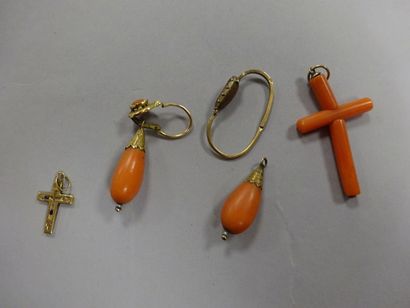 Lot :

- un pendentif petite croix en or...
