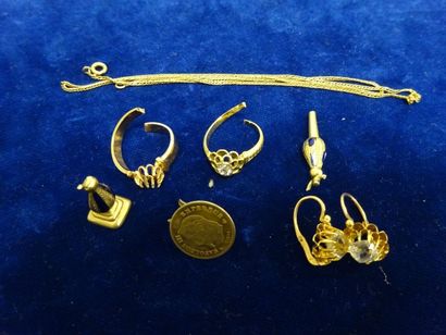 Petit lot de bijoux et débris en or jaune...