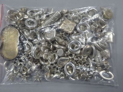 Lot d'éléments de bijoux en métal argenté...