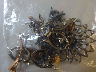Débris de broche trembleuse ornée de roses...