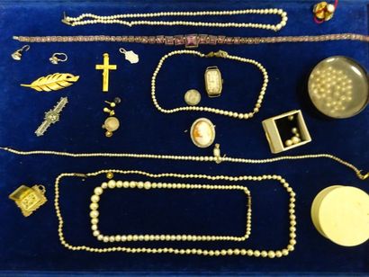 Lot de bijoux fantaisie divers dont colliers...