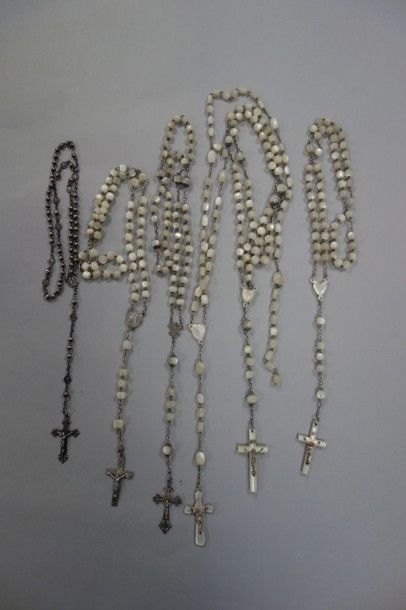 Lot de six chapelets en métal ou argent,...
