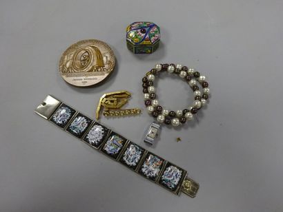 Lot de bijoux fantaisie en métal, dont un...