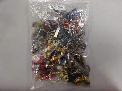 Lot de bijoux fantaisie divers (colliers...