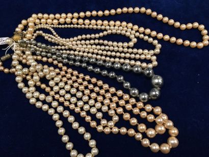 Lot de six colliers de perles fantaisie grises...