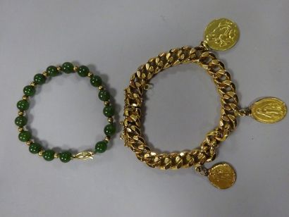 Lot de deux bracelets en métal doré : 

-...