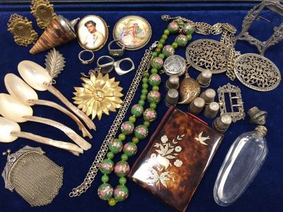 Lot :

- cinq dés à coudre en argent (poids...