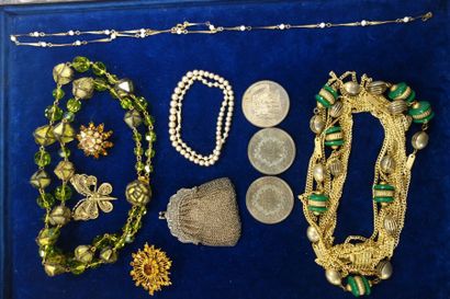 Lot de bijoux fantaisie comprenant : 

-...