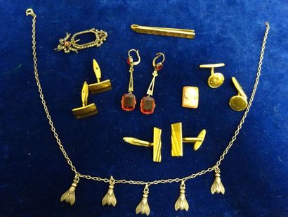 Lot de bijoux fantaisie :

- boutons de manchette...