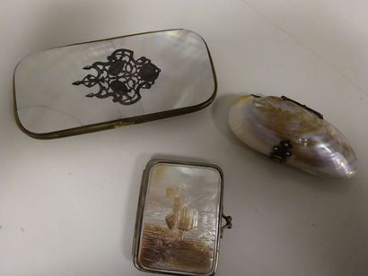 Lot de trois porte-monnaie ou étuis en nacre...
