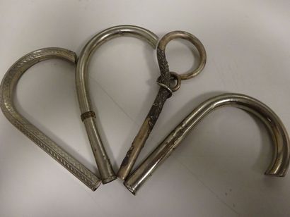 Lot de quatre pommeaux de canne : 

- trois...