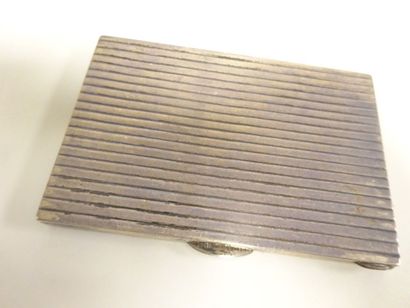 Etui en argent (925) à décor guilloché.

Poids...