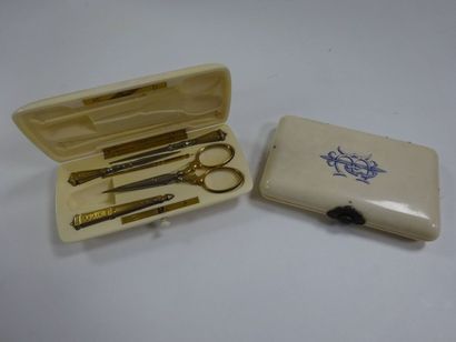 Lot : 

- Nécessaire à couture en métal doré...