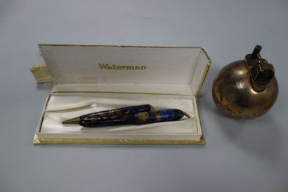 Lot : 

- un briquet SPHERE,

- un stylo-plume...