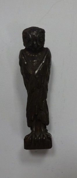 Cachet en bronze patiné figurant un hibo...