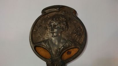 George DE FEURE (1868-1943)

Face-à-main...