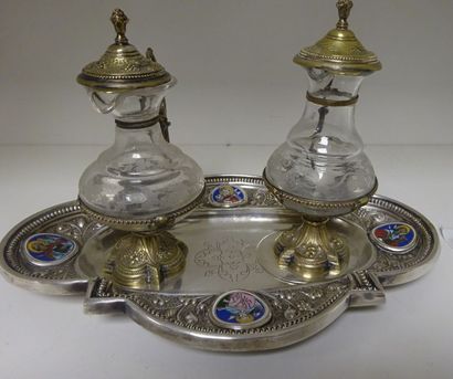 Plateau et paire de burettes en verre et...