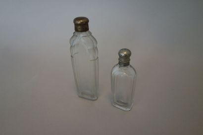 Deux flacons à sels en verre taillé, montures...