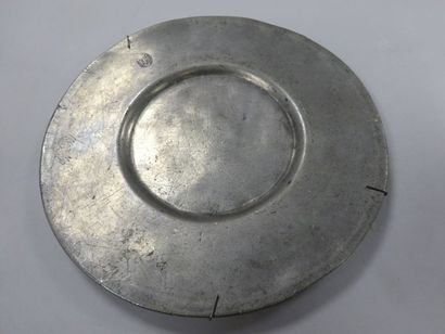 Petite assiette circulaire en étain à large...