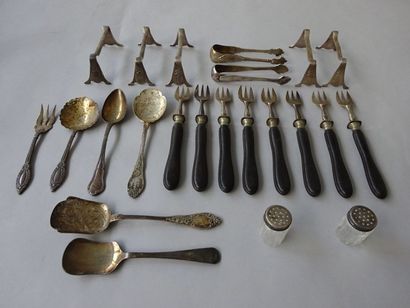 Lot :

- quatre pièces en argent dont cuillère...
