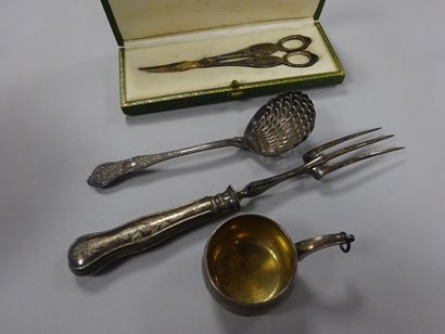 Lot argent (925) :

- une tasse à décor d'oiseau...