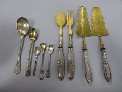 Lot : 

- quatre cuillères et une pelle à...