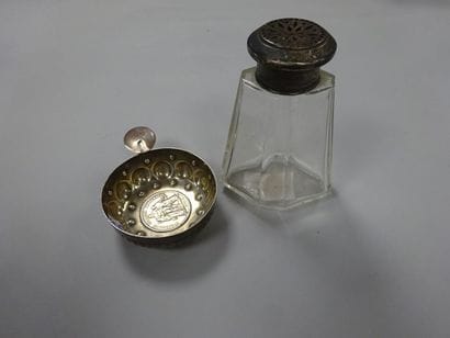 Lot :

- un taste-vin en argent (925) à décor...