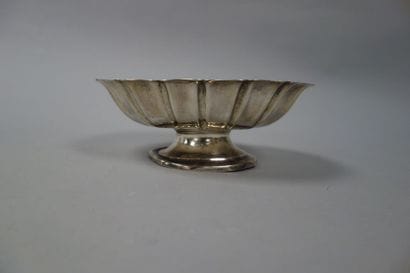 Coupe ovale sur piédouche en argent (930)...