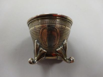 Coquetier quadripode en argent (925) à décor...