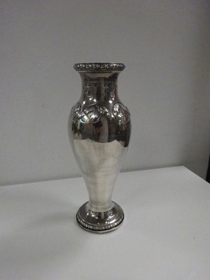 Vase balustre sur piédouche en argent (925)...