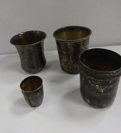 Lot de trois timbales à fond plat en argent...