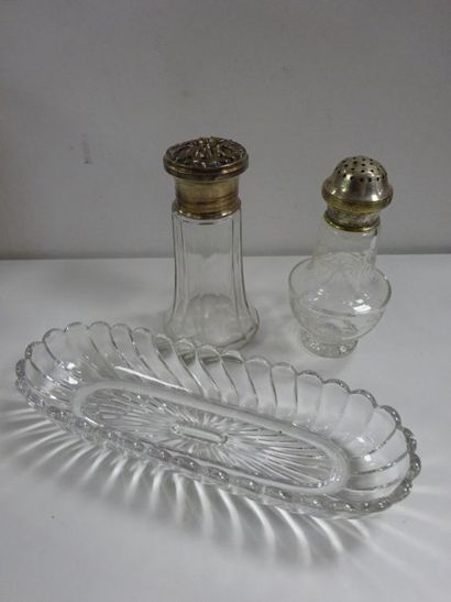 Saupoudreuse en verre à monture en argent...