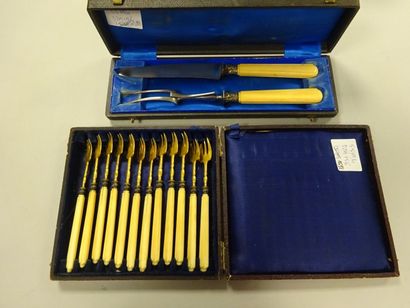 Lot :

- douze fourchettes à huitre en métal...