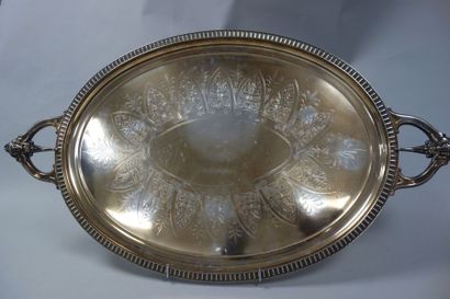 Plat en métal argenté de forme ovale, les...