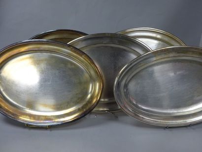 Cinq plats en métal argenté de forme ovale.

4...