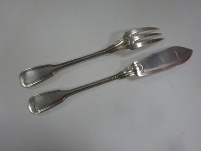 Suite de douze couverts à poisson en métal...