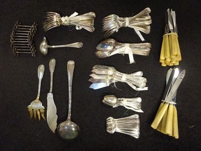 Partie de ménagère en métal argenté modèle...